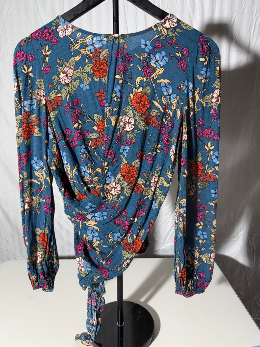 En Crème Blue Floral Open Back Tie Blouse Size M